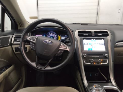 Used 2018 Ford Fusion SE FWD image 22