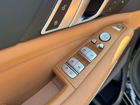 Used 2025 BMW X7 xDrive40i w/ Premium Package image 16