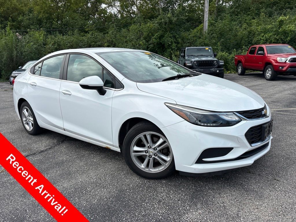 Used 2018 Chevrolet Cruze LT FWD image 1