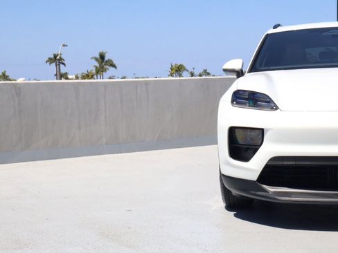 Certified 2025 Porsche Macan 4 Electric AWD/4WD image 12