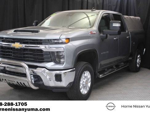 Used 2024 Chevrolet Silverado 2500 LT AWD/4WD image 3