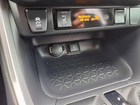 Used 2022 Toyota RAV4 SE image 13
