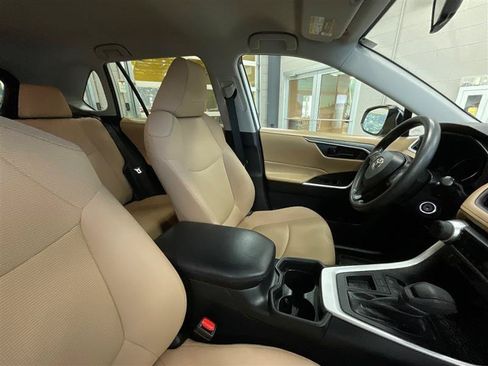 Used 2021 Toyota RAV4 LE FWD image 27