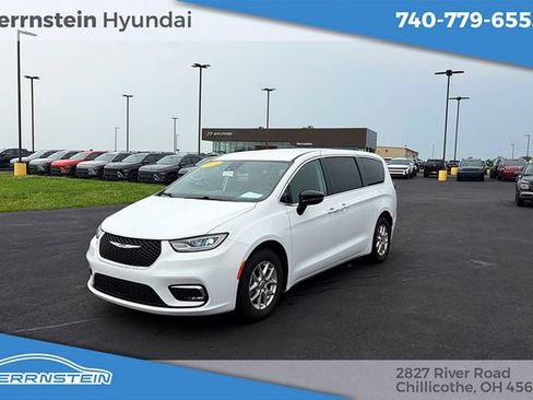 Used 2024 Chrysler Pacifica Touring-L FWD image 3