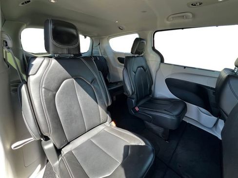 Used 2024 Chrysler Pacifica Touring-L image 26