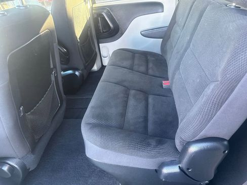 Used 2018 Dodge Grand Caravan SE w/ UConnect Hands-Free Group image 16