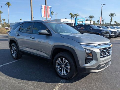 Used 2025 Chevrolet Equinox LT image 2