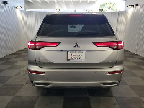 Used 2023 Mitsubishi Outlander SE image 5
