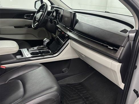 Used 2022 Kia Carnival EX image 39