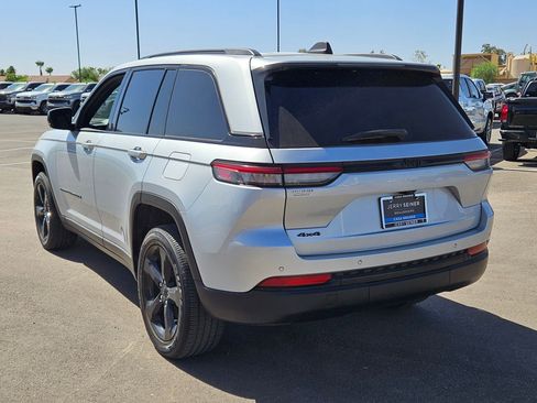 Used 2023 Jeep Grand Cherokee Altitude AWD/4WD image 3