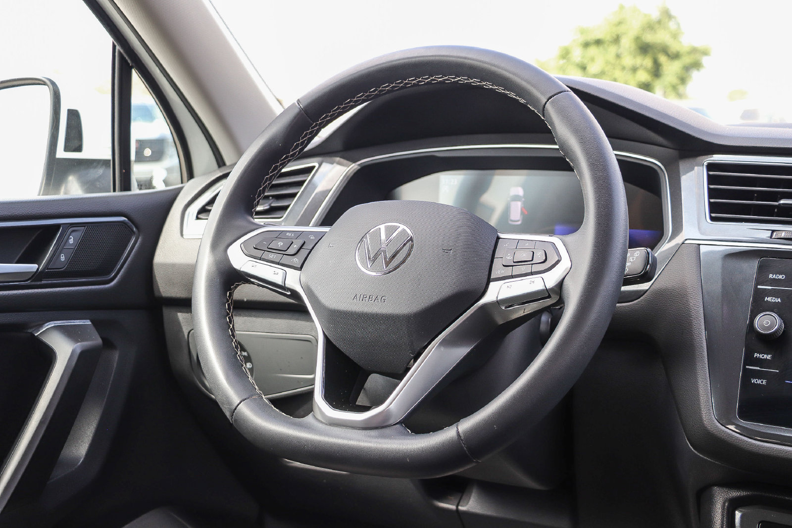 Used 2023 Volkswagen Tiguan SE FWD image 16
