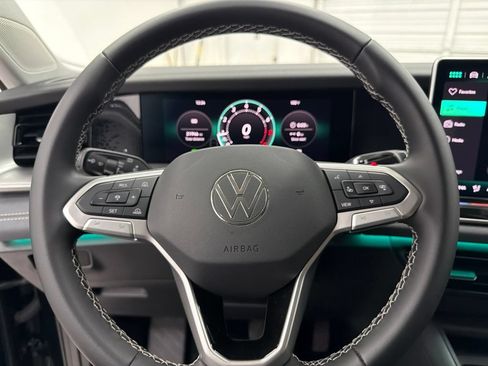 Used 2025 Volkswagen Tiguan SE FWD image 16