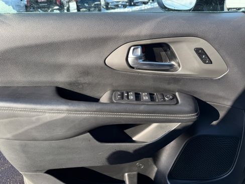 Used 2025 Chrysler Pacifica Select FWD image 38