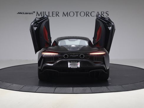 Used 2024 McLaren Artura RWD image 17
