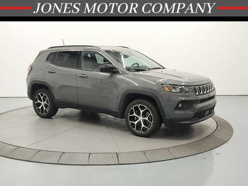 Used 2024 Jeep Compass Latitude AWD/4WD image 1