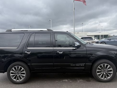 Used 2017 Lincoln Navigator Select image 11