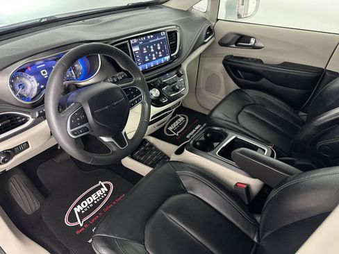 Used 2022 Chrysler Pacifica Touring-L FWD image 15
