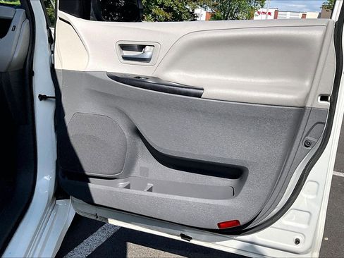 Used 2019 Toyota Sienna LE FWD image 21