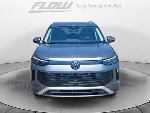 Certified 2025 Volkswagen Tiguan SE w/ Panoramic Sunroof Package AWD/4WD image 3