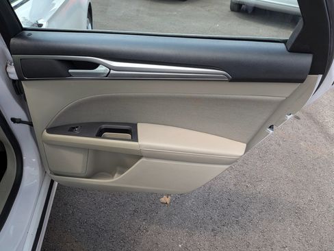 Used 2019 Ford Fusion SE FWD image 32