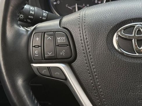 Used 2017 Toyota Highlander SE w/ Carpet Mat Package image 13