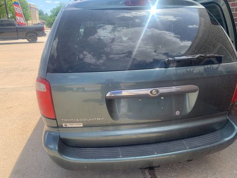 Used 2004 Chrysler Town & Country w/ Popular Equipment Group FWD image 4