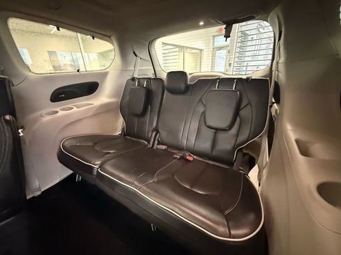 Used 2023 Chrysler Pacifica Limited image 23