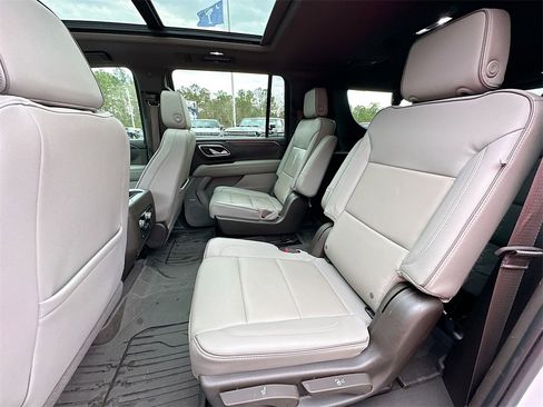 Used 2023 GMC Yukon XL SLT w/ SLT Premium Package image 4