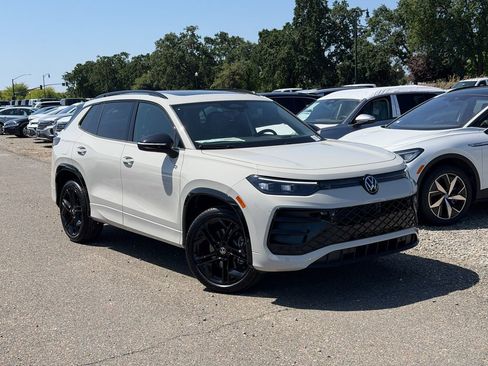 New 2026 Volkswagen Tiguan SE R-Line AWD/4WD image 3