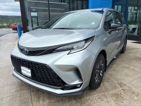 Used 2025 Toyota Sienna XSE w/ XSE Premium Package AWD/4WD image 1
