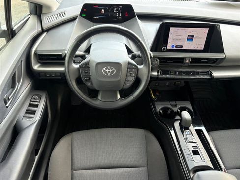 Used 2024 Toyota Prius LE FWD image 4