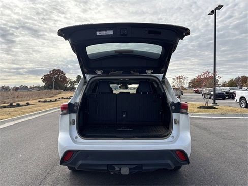 Used 2022 Toyota Highlander XLE image 16