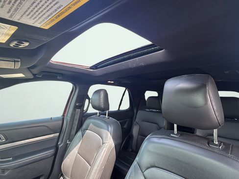 Used 2019 Ford Explorer XLT w/ Equipment Group 202A AWD/4WD image 33