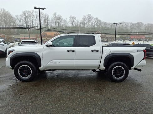 Used 2024 Toyota Tacoma TRD Off-Road image 4