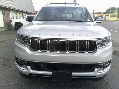 Used 2023 Jeep Wagoneer 4WD image 3