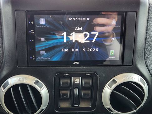 Used 2016 Jeep Wrangler Unlimited Rubicon w/ Connectivity Group AWD/4WD image 18