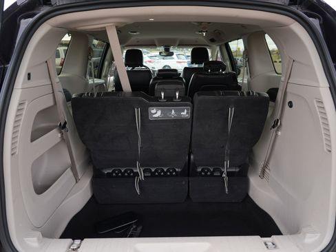 Used 2019 Chrysler Pacifica Touring-L image 31