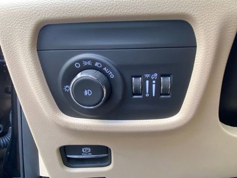 Used 2025 Jeep Grand Cherokee L Limited w/ Luxury Tech Group II image 16