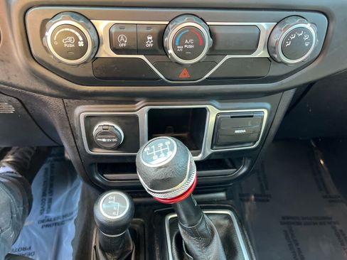 Used 2018 Jeep Wrangler Unlimited Sport AWD/4WD image 16