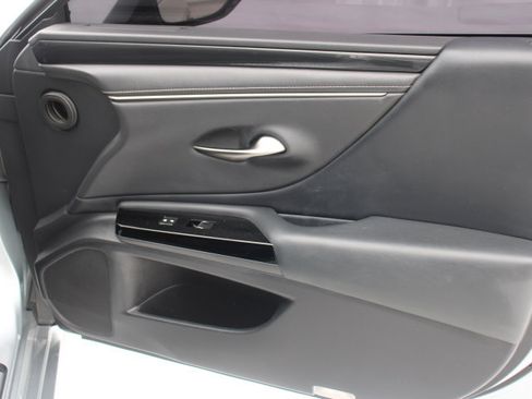Used 2022 Lexus ES 300h w/ Accessory Package 2 FWD image 18