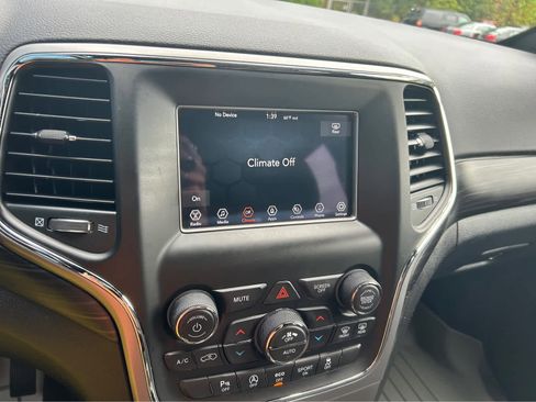 Used 2021 Jeep Grand Cherokee Laredo image 17