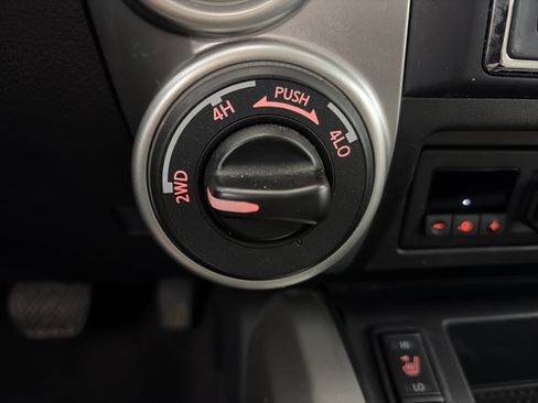 Used 2021 Nissan Titan SL w/ Moonroof Package AWD/4WD image 33