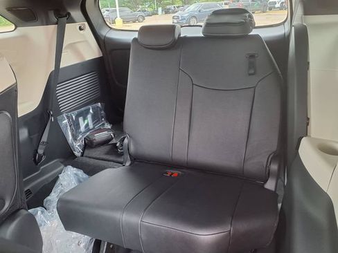 Used 2026 Toyota Sienna Limited FWD image 26