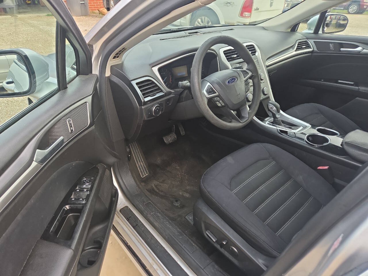 Used 2014 Ford Fusion SE FWD image 9