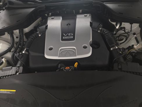 Used 2015 INFINITI Q70 3.7 w/ Technology Package RWD image 9
