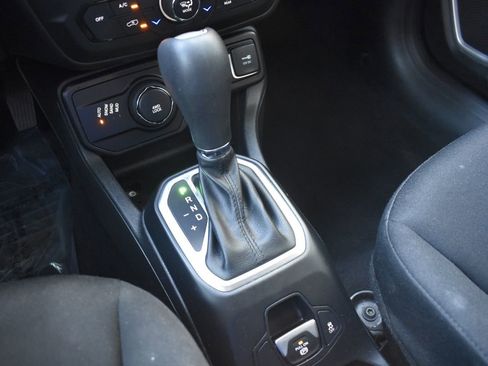 Used 2018 Jeep Renegade Latitude w/ Cold Weather Group image 22