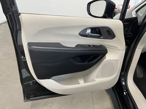 Used 2024 Chrysler Pacifica Touring-L FWD image 23