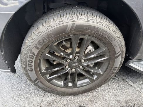 Used 2022 Ford Expedition XLT RWD image 4