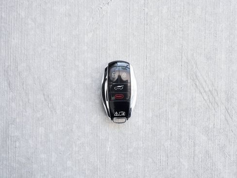 Used 2022 Bentley Bentayga image 64