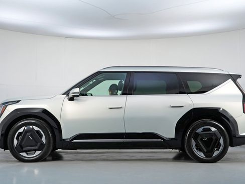 Used 2024 Kia EV9 Land image 9